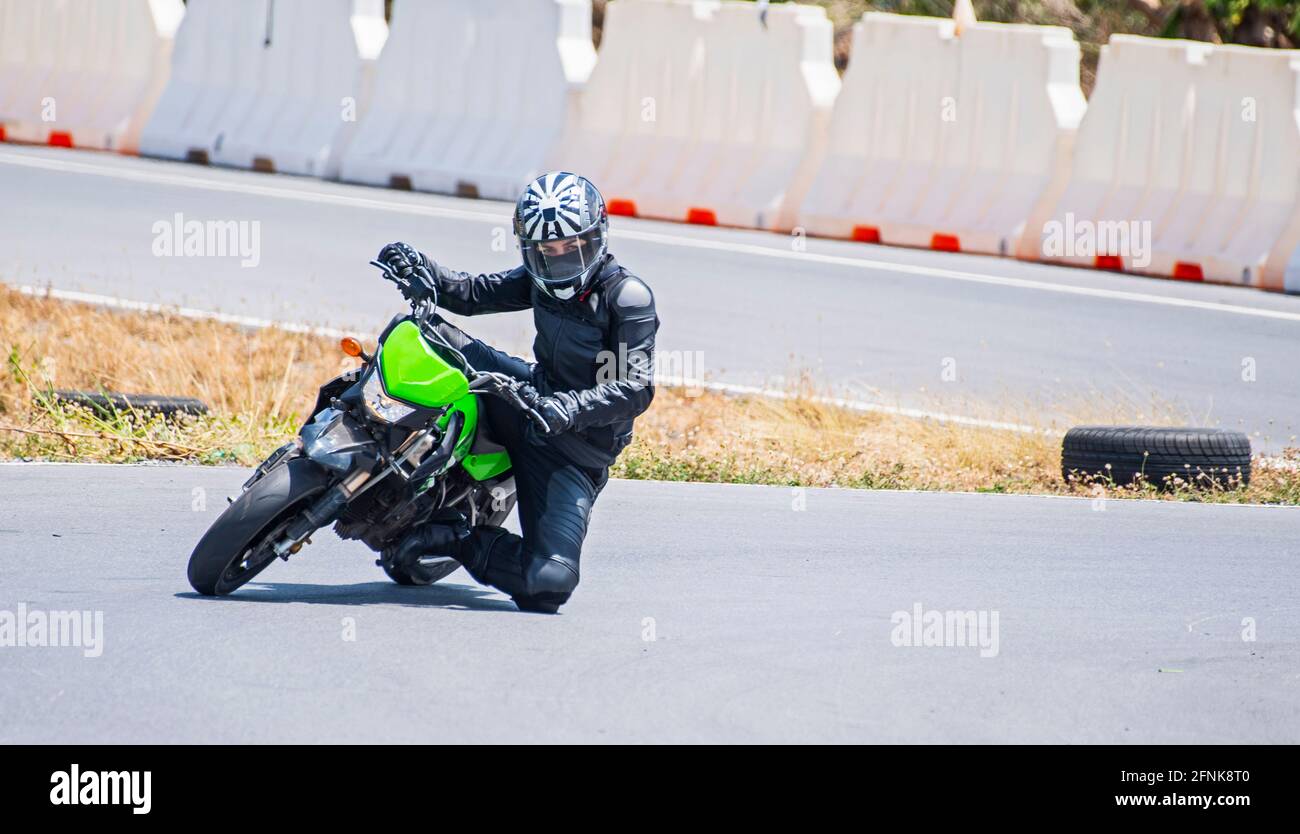 Femme pratiquant sur sa moto à l'hippodrome de Bangkok Banque D'Images