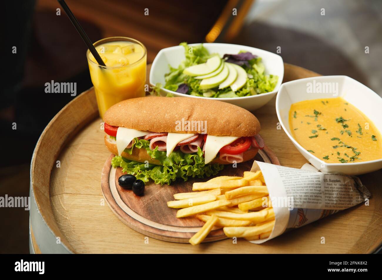 Hamburger à la saucisse avec le vendredi et la soupe Banque D'Images