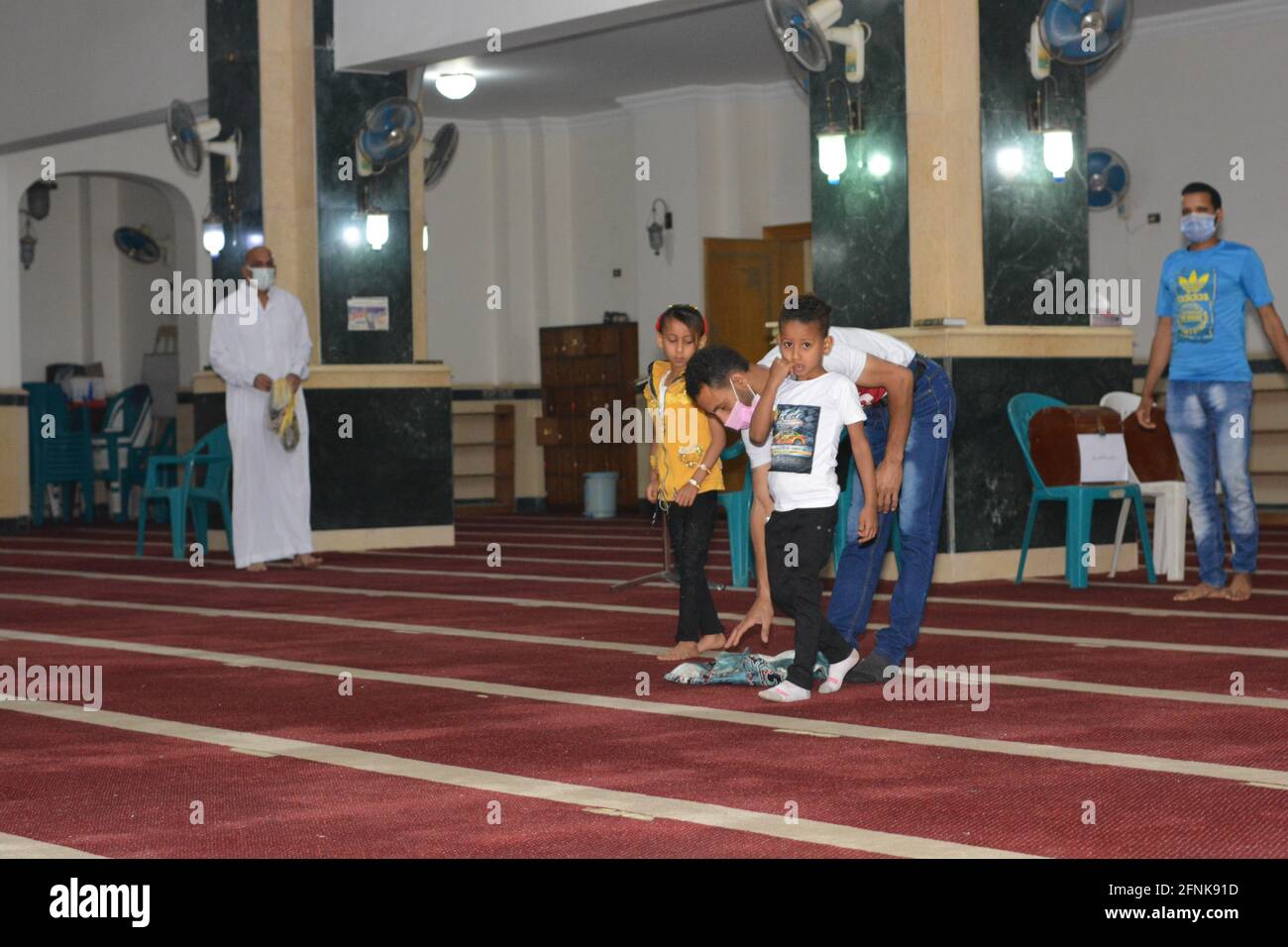 Les musulmans exécutent les premières prières d'Eid Al-Fitr dans les mosquées de Covid-19 l'ère de la pandémie dans le cadre des récentes mesures d'innocuité de l'anti-coronavirus en grande taille mosquées Banque D'Images