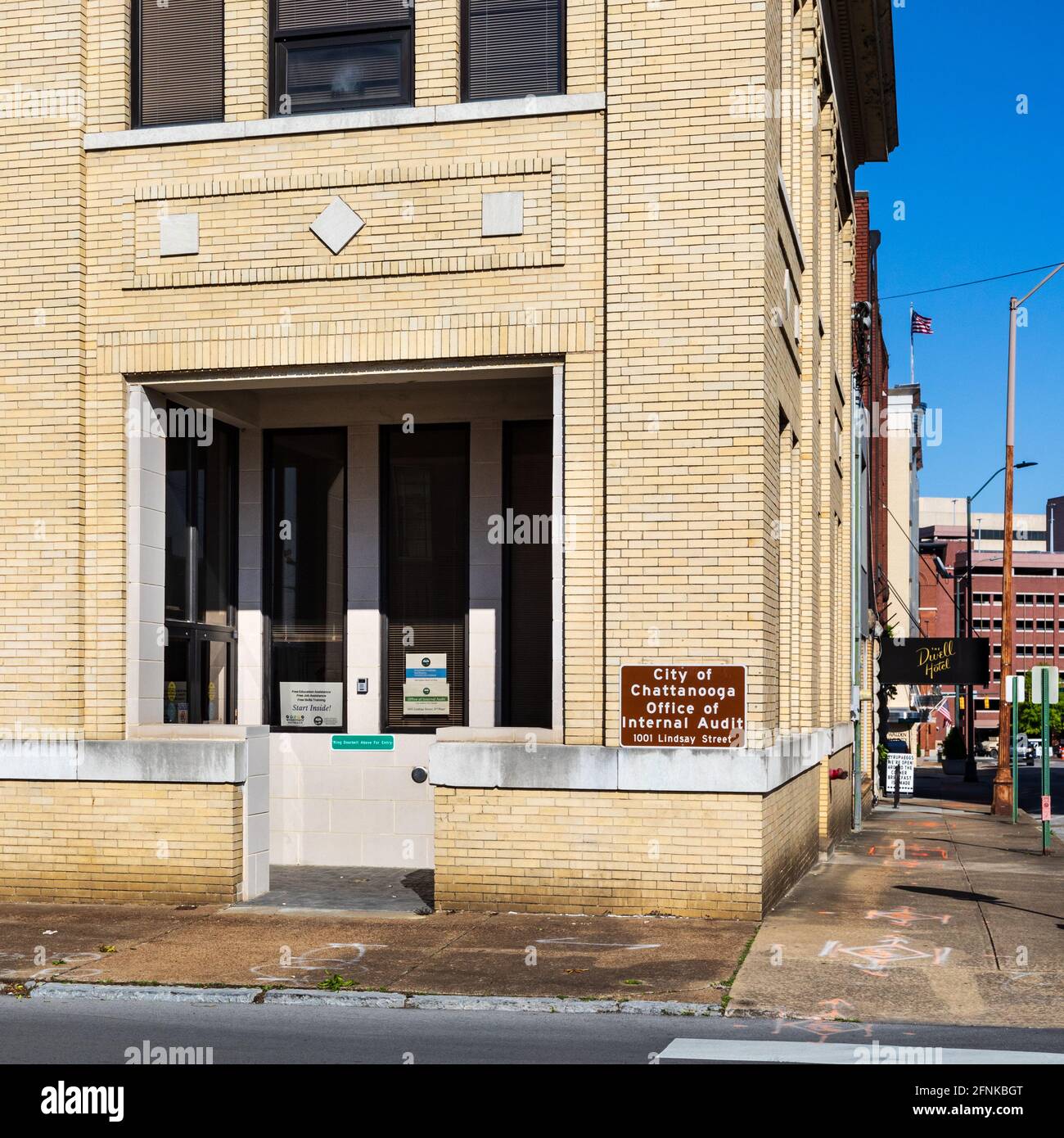 CHATTANOOGA, TN, USA-7 MAI 2021: Les logements du bureau de contrôle interne de Chattanooga, avec l'hôtel Dwell en bas de la rue. Banque D'Images