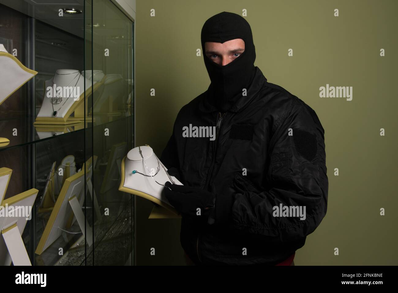 Un homme portant un masque a volé un magasin de bijoux - vol Concept Banque D'Images