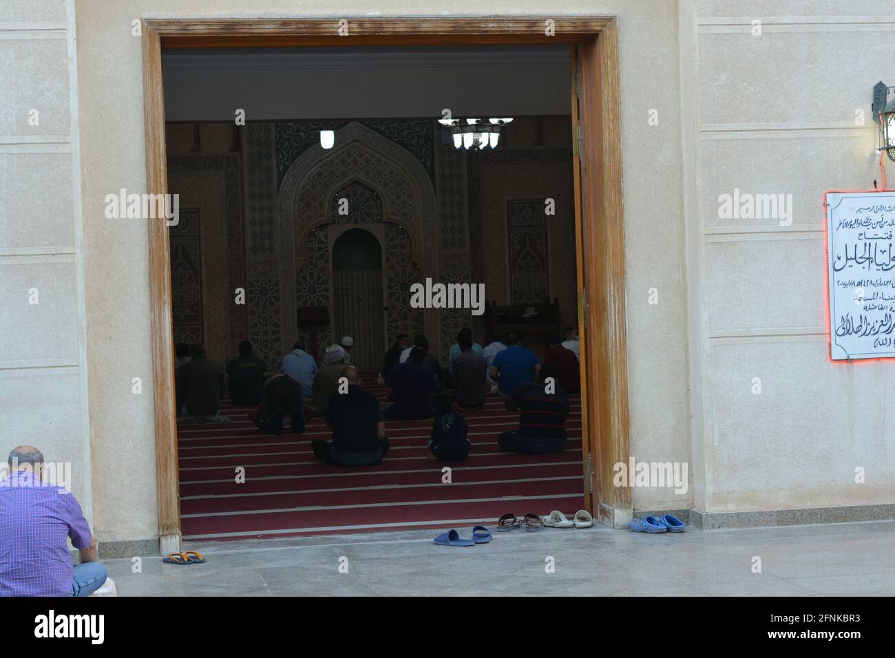 Les musulmans exécutent les premières prières d'Eid Al-Fitr dans les mosquées de Covid-19 l'ère de la pandémie dans le cadre des récentes mesures d'innocuité de l'anti-coronavirus en grande taille mosquées Banque D'Images