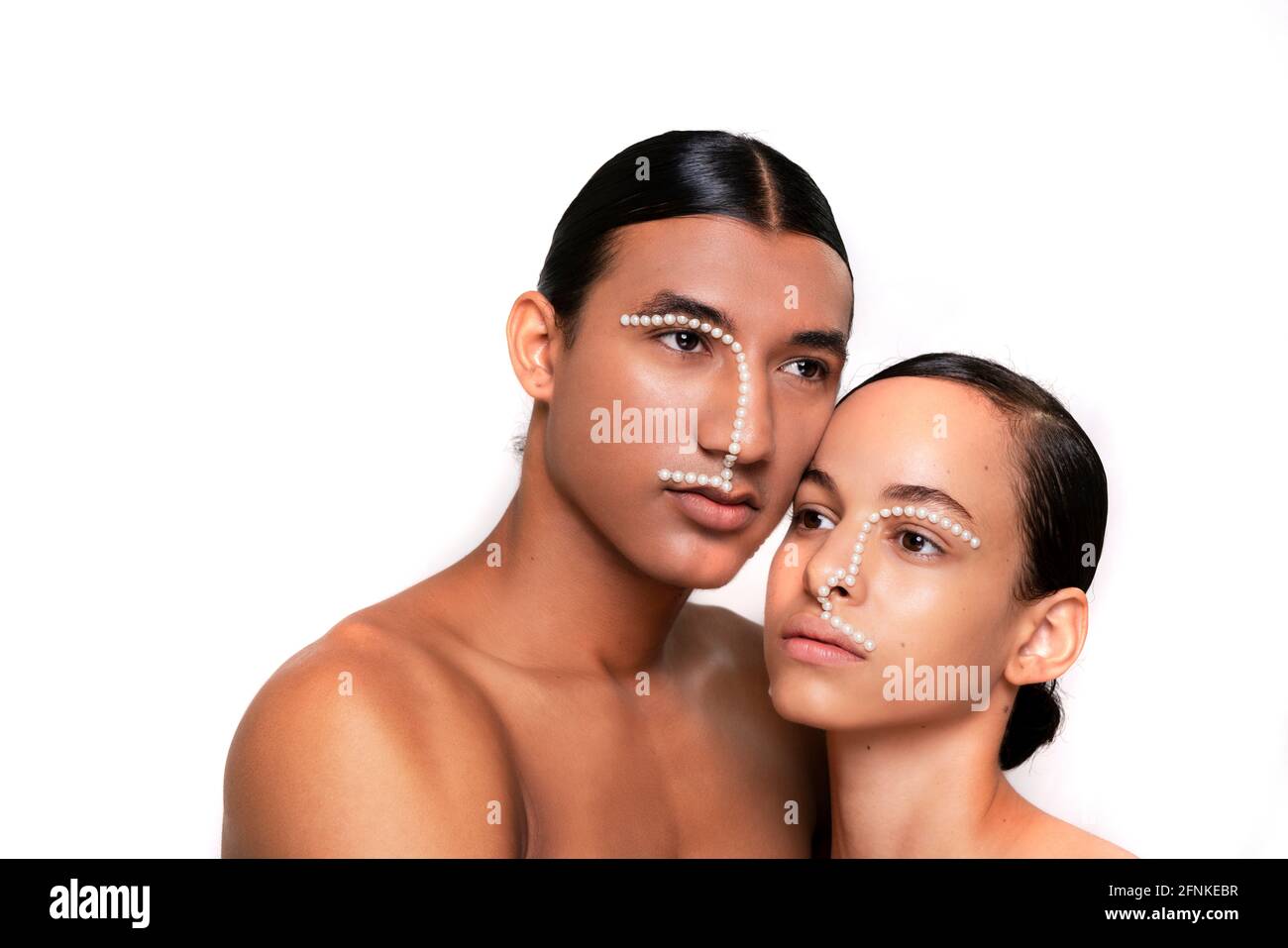 couple de jeunes modèles latins, avec une peau naturelle en studio et un fond blanc Banque D'Images
