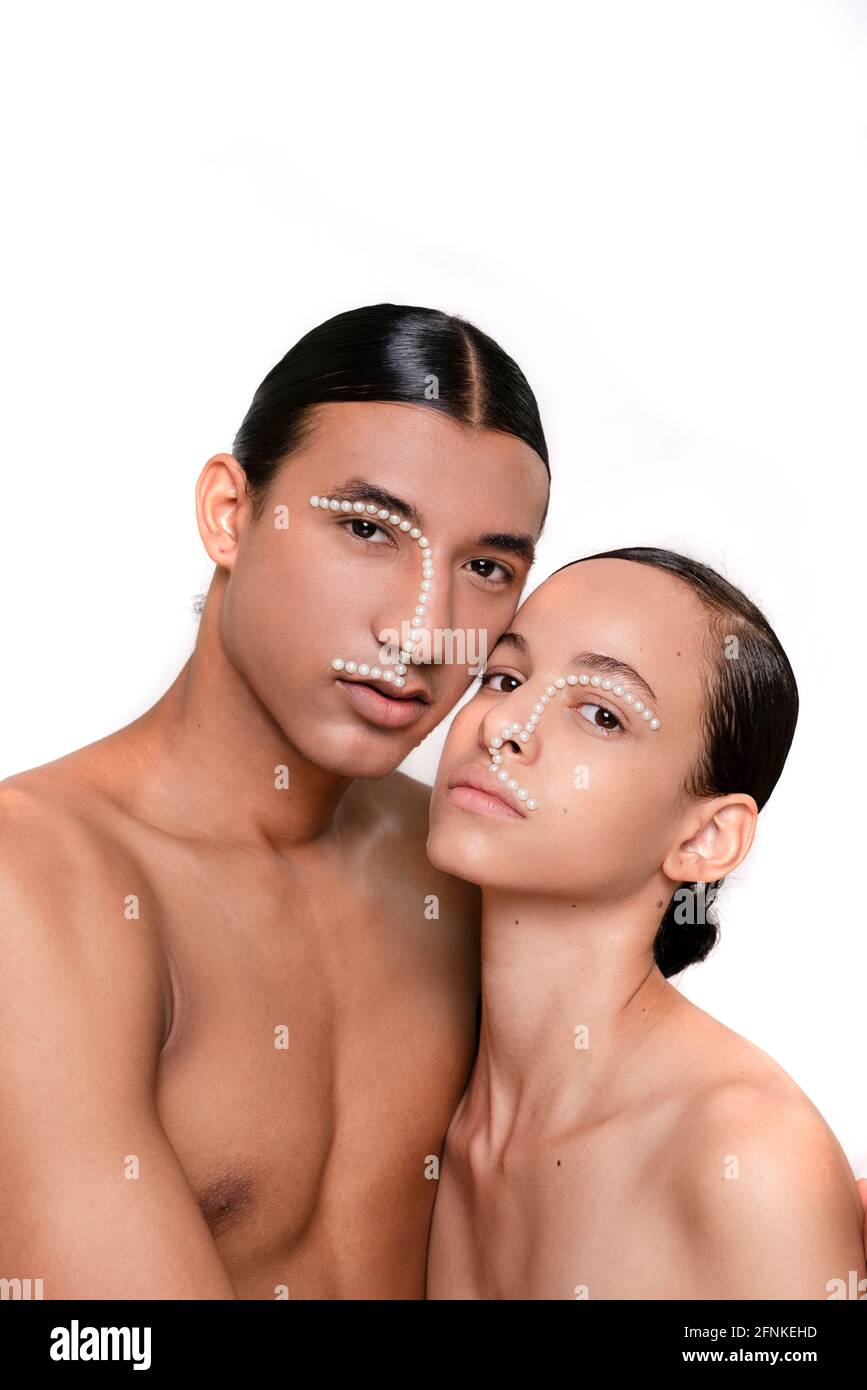 couple de jeunes modèles latins, avec une peau naturelle en studio et un fond blanc Banque D'Images
