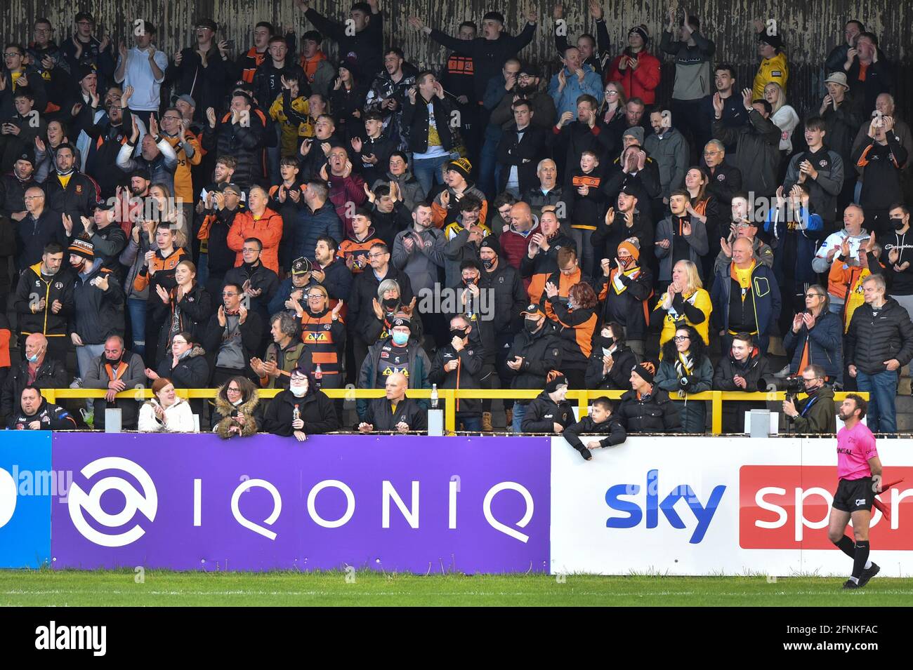 Castleford fans de retour à Wheldon Road pour la première temps en plus de 400 jours Banque D'Images