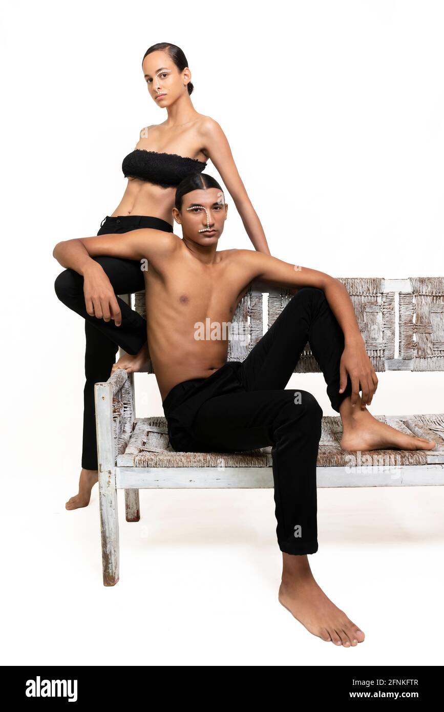 couple de jeunes modèles latins, avec une peau naturelle en studio et un fond blanc Banque D'Images