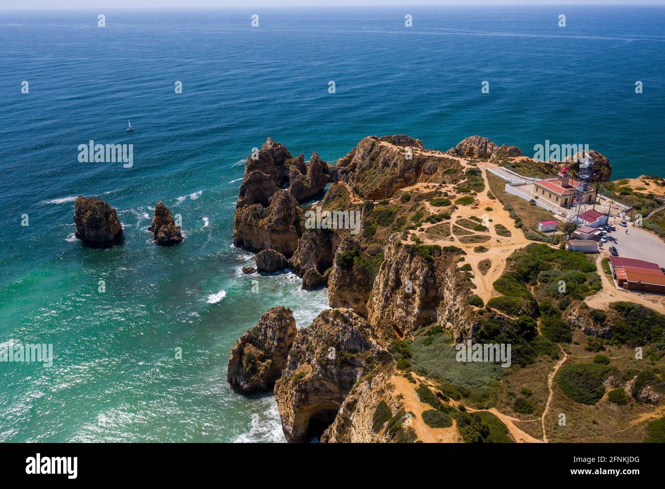 Vue aérienne des falaises de la côte dorée des plages du sud portugais à Lagos, Algarve, Portugal. Plage de Camilo et Ponta da Piedade. Banque D'Images