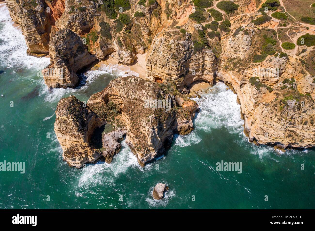 Vue aérienne des falaises de la côte dorée des plages du sud portugais à Lagos, Algarve, Portugal. Plage de Camilo et Ponta da Piedade. Banque D'Images