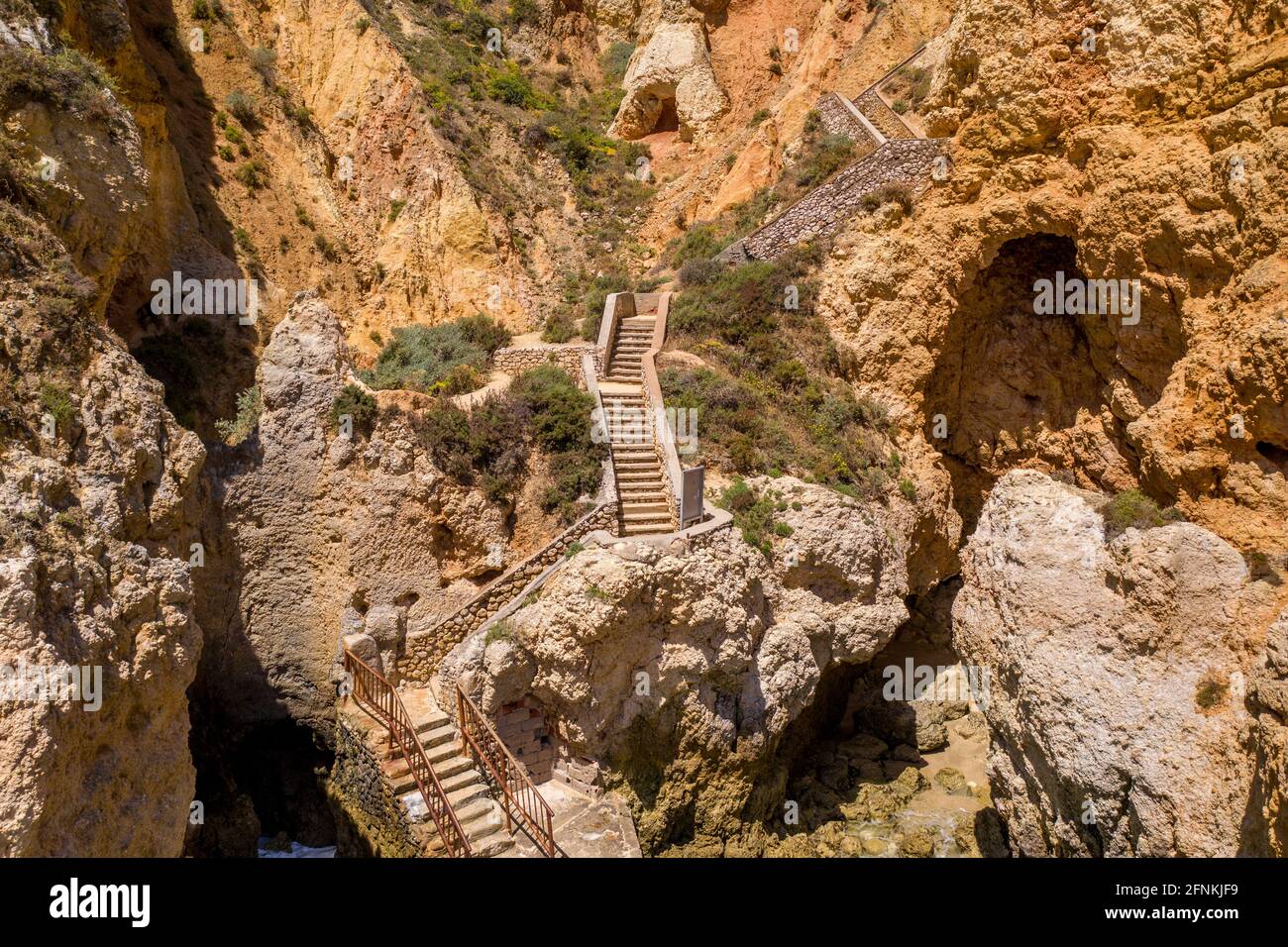 'Ponta da Piedade' - falaises de la côte dorée du sud du Portugal. Vue aérienne sur la ville de Lagos en Algarve, Portugal. Mer turquoise. Escaliers et grotte. Banque D'Images