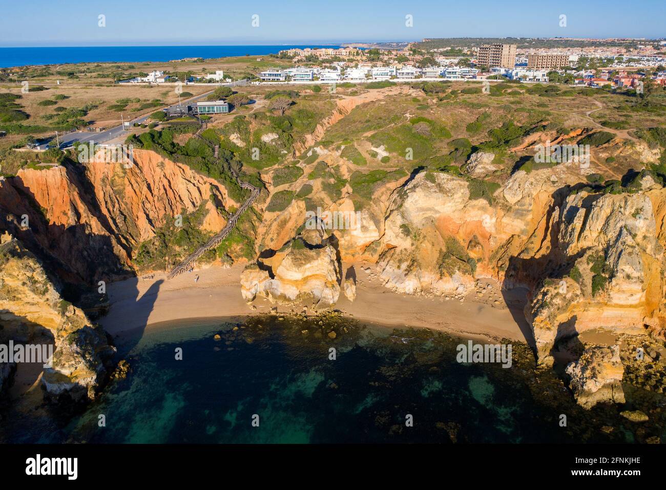 Plage de Camilo au lever du soleil. Lagos, Algarve - Portugal. Falaises de la côte dorée sud portugaise. Vue aérienne de jour ensoleillé. Mer turquoise. Bateau. Banque D'Images