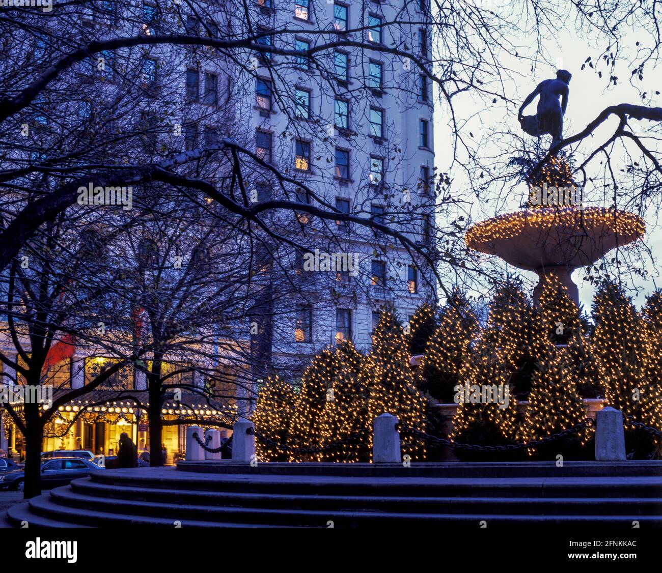 2004 ARBRES DE NOËL HISTORIQUES ILLUMINENT L'HÔTEL PULTIZER FOUNTAIN PLAZA (©HENRY J HARDENBERGH 1907) CINQUIÈME AVENUE MANHATTAN NEW YORK CITY ÉTATS-UNIS Banque D'Images