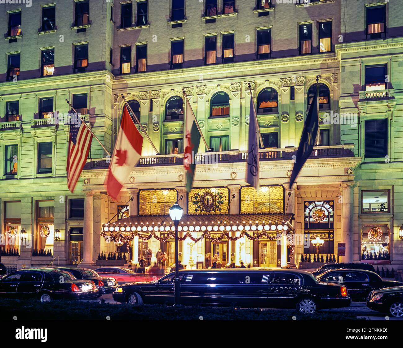 2004 ENTRÉE HISTORIQUE NOËL LUMIÈRES HÔTEL PLAZA (©HENRY J HARDENBERGH 1907) CINQUIÈME AVENUE MANHATTAN NEW YORK CITY ÉTATS-UNIS Banque D'Images