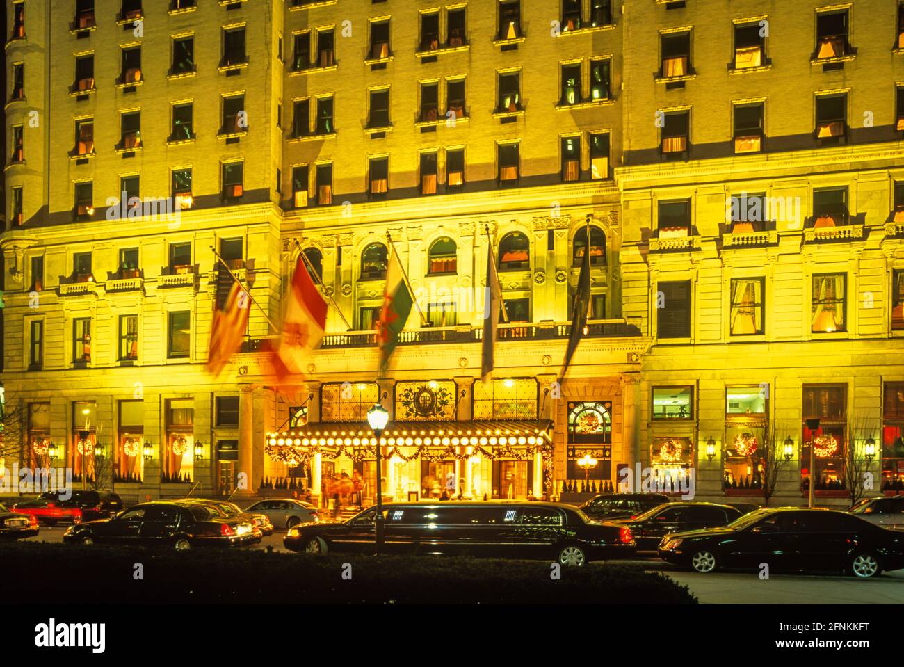 2004 ENTRÉE HISTORIQUE NOËL LUMIÈRES HÔTEL PLAZA (©HENRY J HARDENBERGH 1907) CINQUIÈME AVENUE MANHATTAN NEW YORK CITY ÉTATS-UNIS Banque D'Images