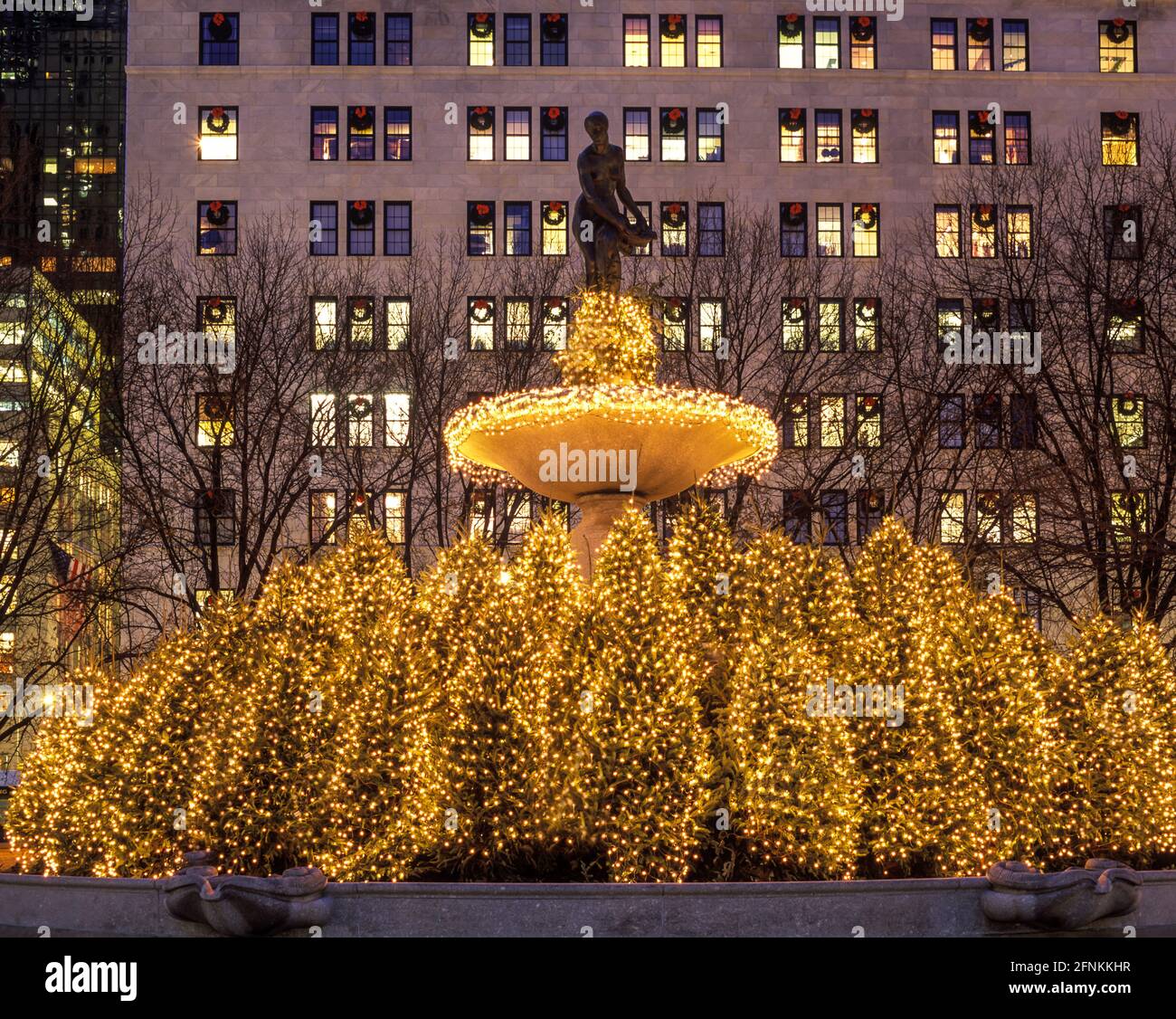 2004 ARBRES DE NOËL HISTORIQUES FONTAINE PULITZER (©KARL BITTER & THOMAS HASTINGS 1916) GRAND ARMY PLAZA FIFTH AVENUE MANHATTAN NEW YORK CITY ETATS-UNIS Banque D'Images