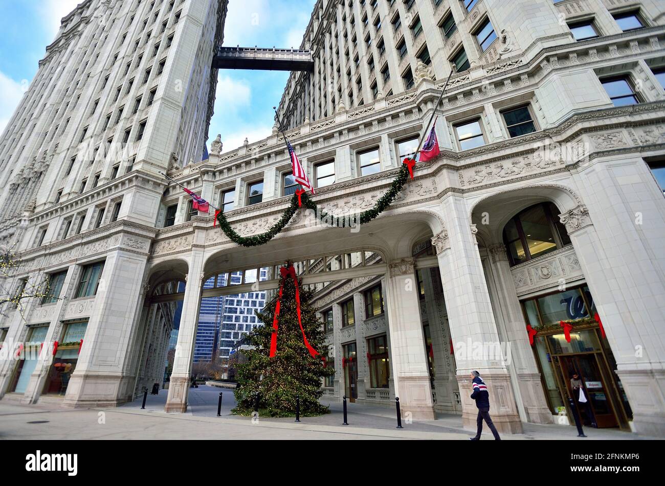 Chicago, Illinois, États-Unis. L'emblématique bâtiment Wrigley en terre cuite blanche, un monument de la ville, décoré pour la saison de Noël. Banque D'Images