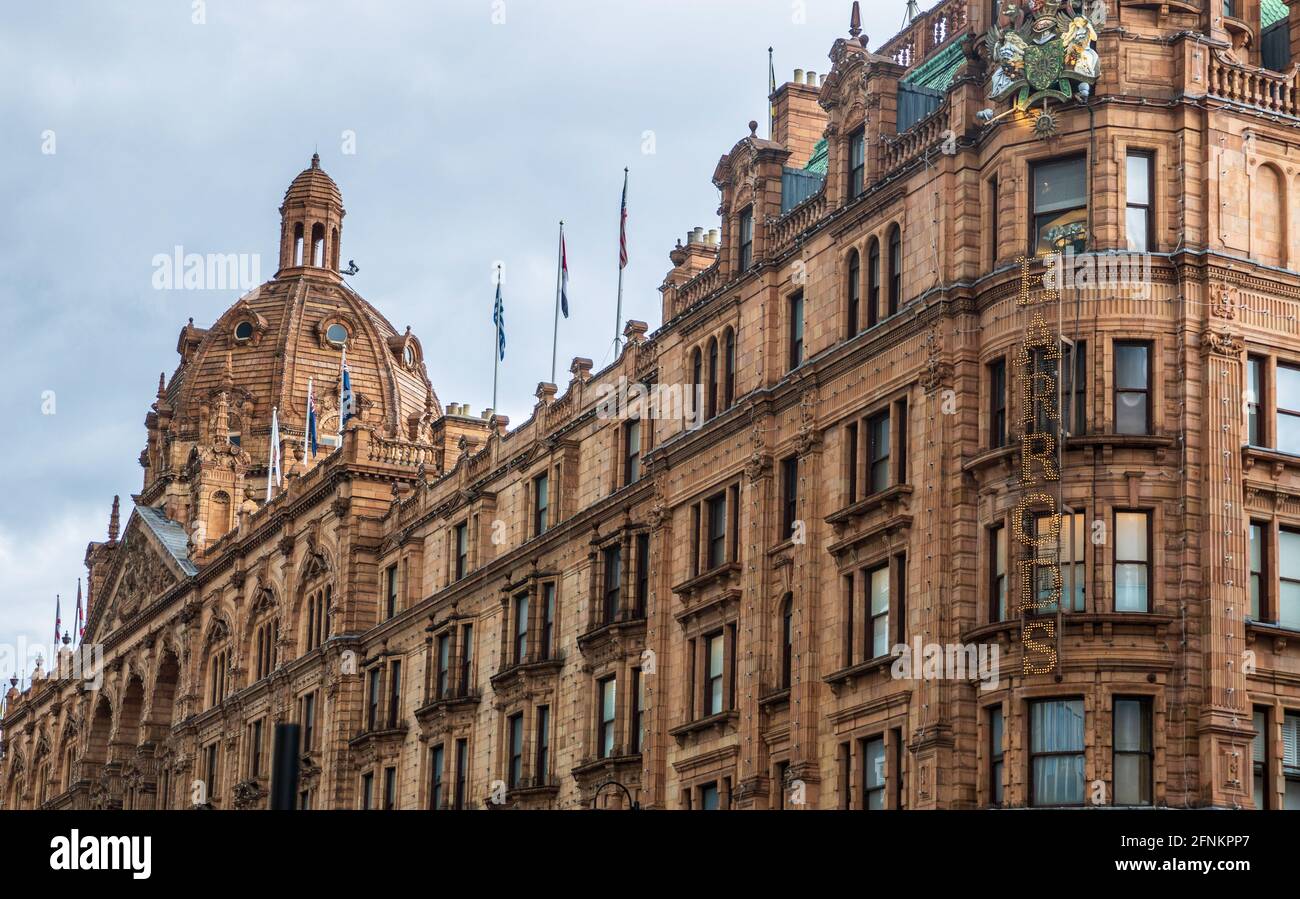 Londres, Royaume-Uni. 17 mai 2021. Centre commercial de luxe Harrods. Le premier ministre a annoncé que l'Angleterre pourrait passer à l'étape trois le 17 mai 2021. La plupart des magasins peuvent rouvrir, y compris à l'intérieur. (Photo par May James/SOPA Images/Sipa USA) crédit: SIPA USA/Alay Live News Banque D'Images