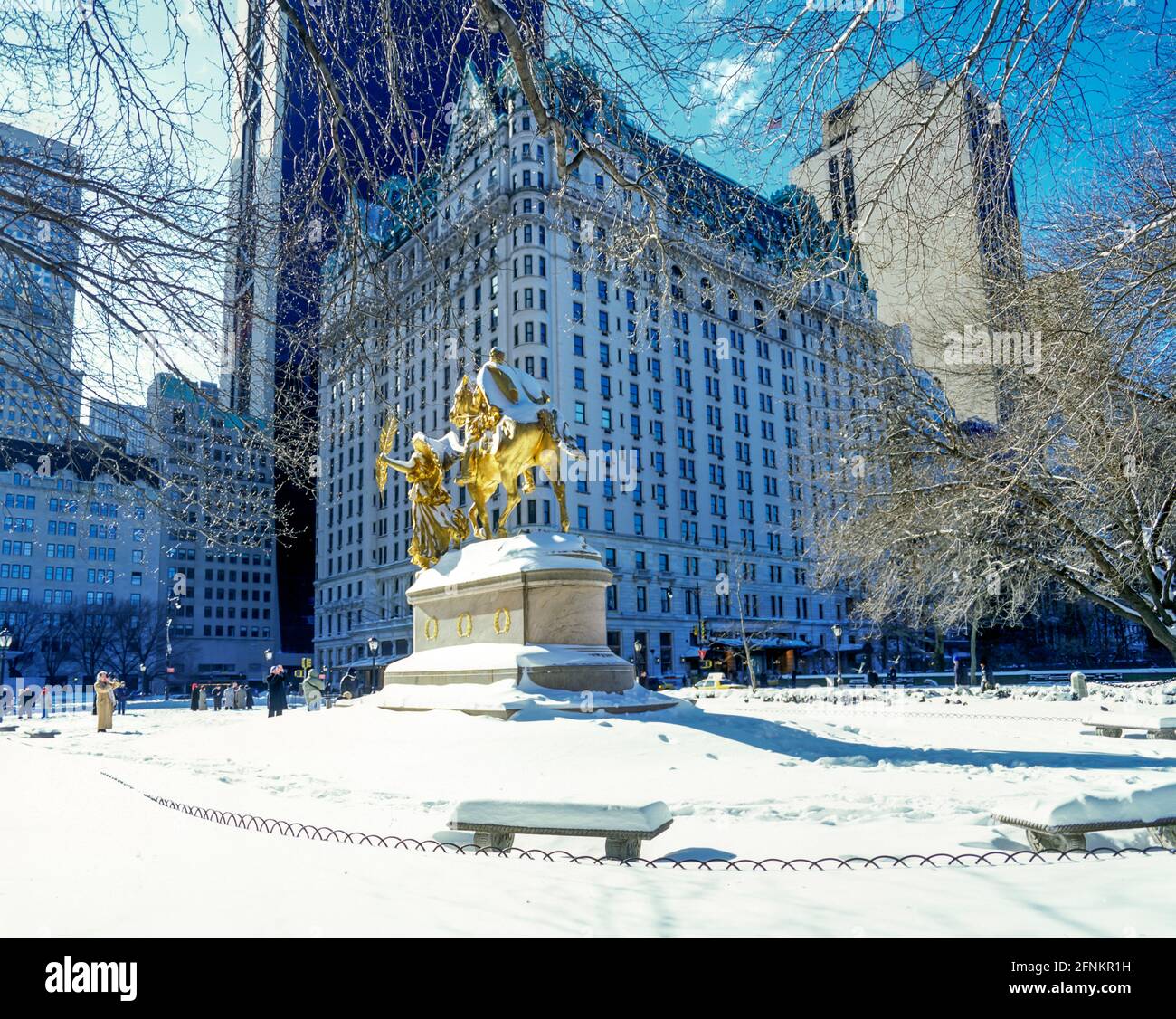 2005 HISTORICAL PLAZA HOTEL (©HENRY J HARDENBERGH 1907) GOLDEN SHERMAN MEMORIAL (©AUGUSTUS SAINT-GAUDENS 1903) FIFTH AVENUE MANHATTAN NEW YORK CITY USA Banque D'Images