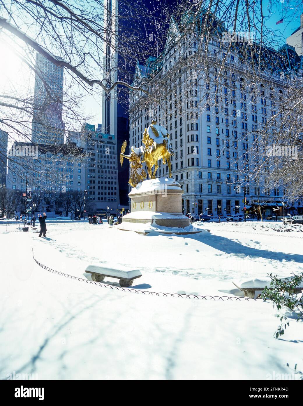2005 HISTORICAL PLAZA HOTEL (©HENRY J HARDENBERGH 1907) GOLDEN SHERMAN MEMORIAL (©AUGUSTUS SAINT-GAUDENS 1903) FIFTH AVENUE MANHATTAN NEW YORK CITY USA Banque D'Images