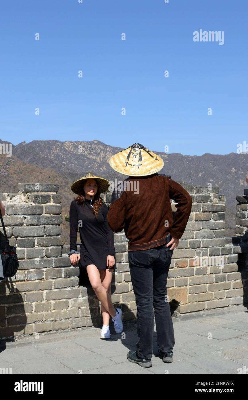 Touriste posant pour une photo sur le Grand mur de Chine à Mutianyu, Chine. Banque D'Images