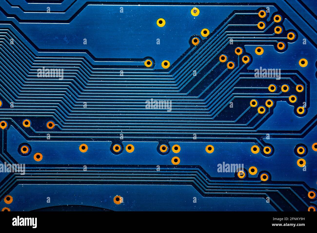 Un fragment élargi de couche conductrice métallique de la carte de circuit  électronique recouvert d'un vernis de protection bleu, avec des contacts  plaqués or Photo Stock - Alamy