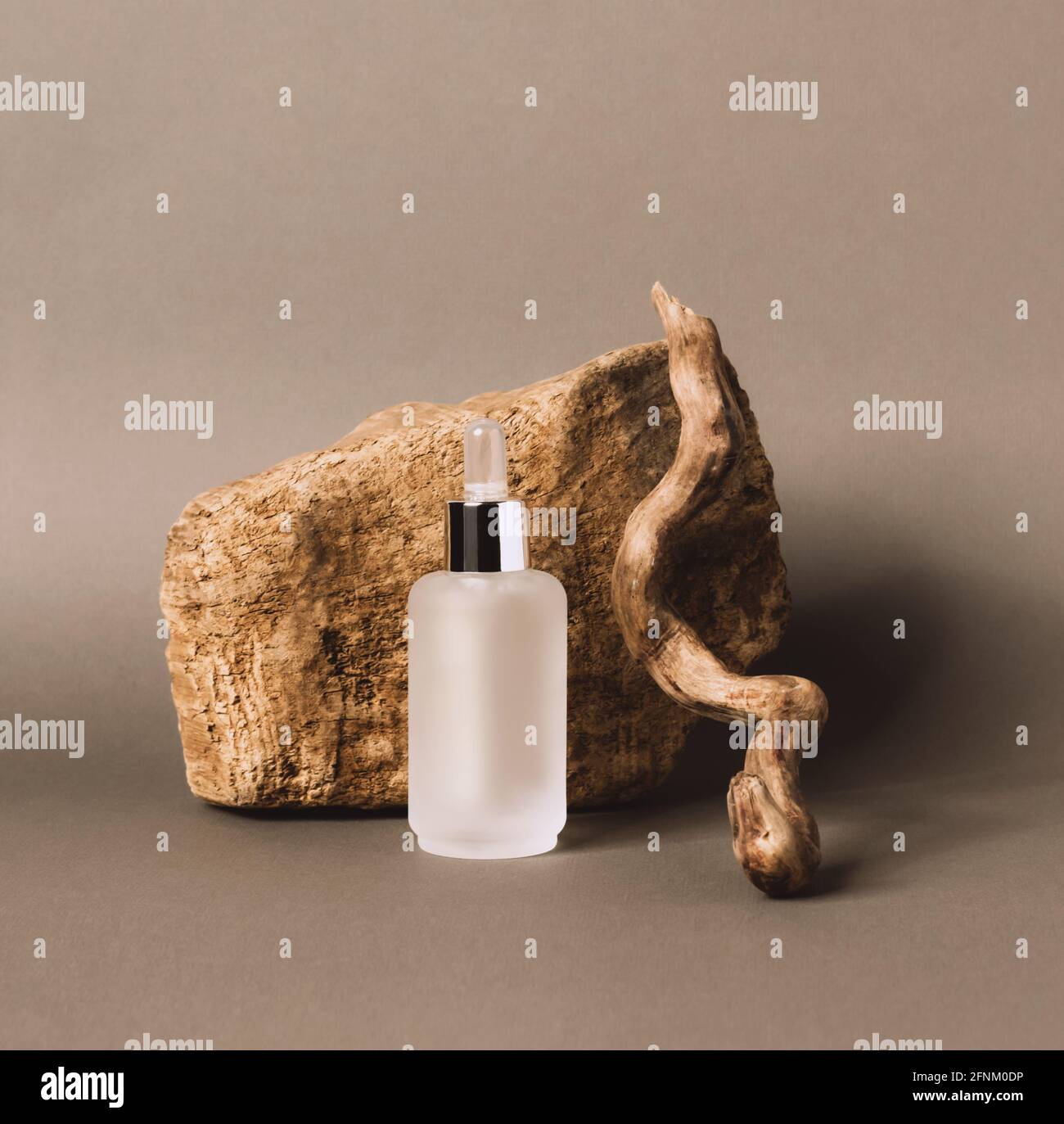 Une bouteille de gel de sérum d'un produit cosmétique sur le podium en matériaux naturels. Cosmétiques naturels biologiques DE SPA. Espace de copie de la vue avant Banque D'Images