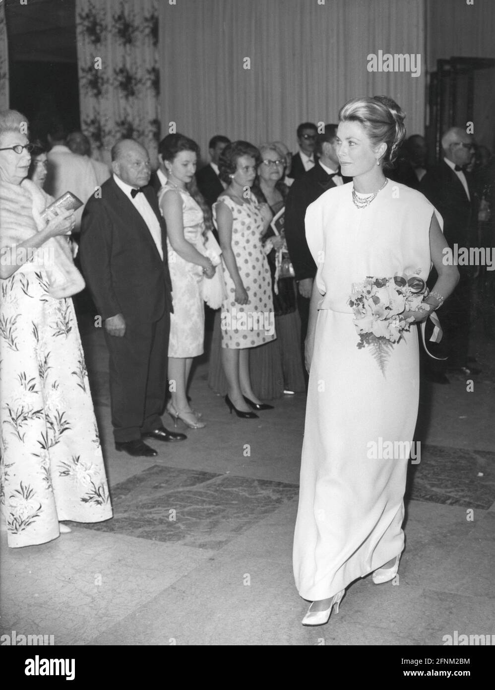 Kelly, Grace, 12.11.1929 -, 14.9.1982, actrice américaine, Pleine longueur, pendant la réception, Monte Carlo, DROITS-SUPPLÉMENTAIRES-AUTORISATION-INFO-NON-DISPONIBLE Banque D'Images