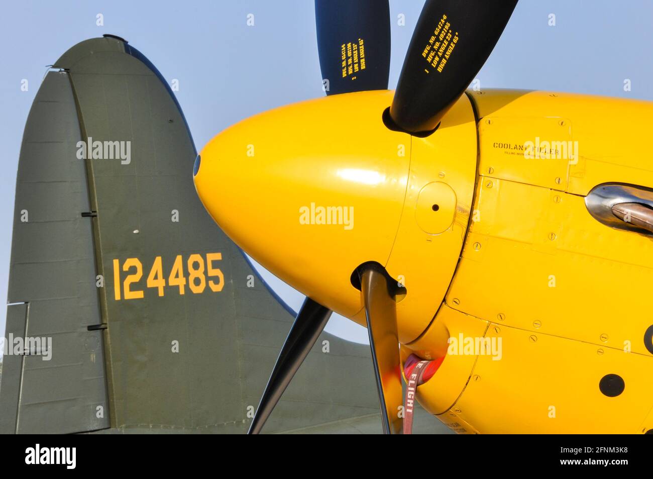 Nez jaune d'un avion de chasse P-51D Mustang nord-américain avec détail hélice et queue de Boeing B-17 Flying Fortress. Avions de la Seconde Guerre mondiale Banque D'Images