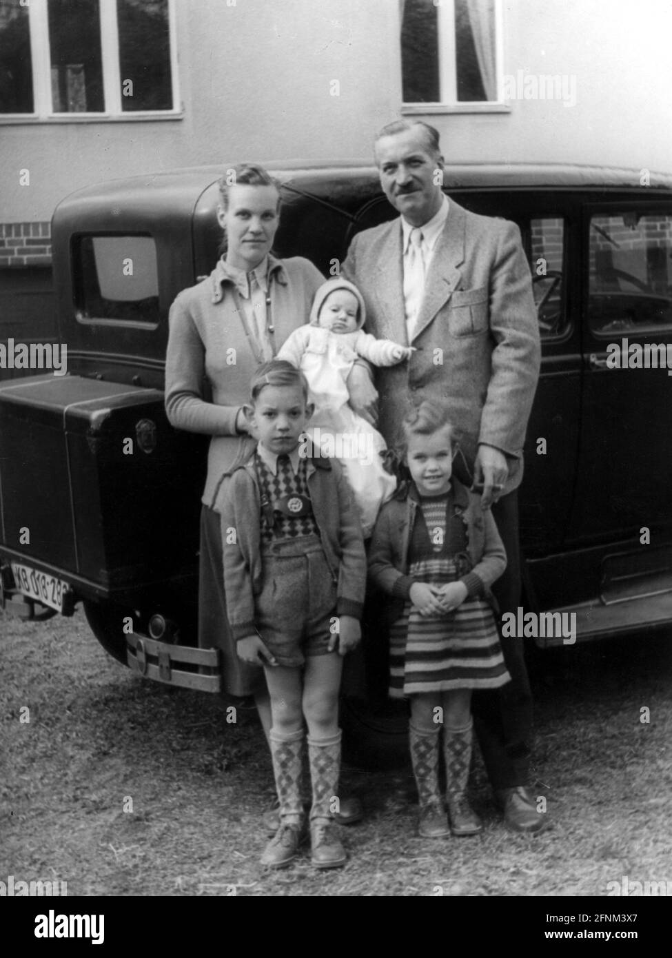 Personnes, famille, parents avec trois enfants, photo de groupe, vers 1950, DROITS-SUPPLÉMENTAIRES-AUTORISATION-INFO-NON-DISPONIBLE Banque D'Images