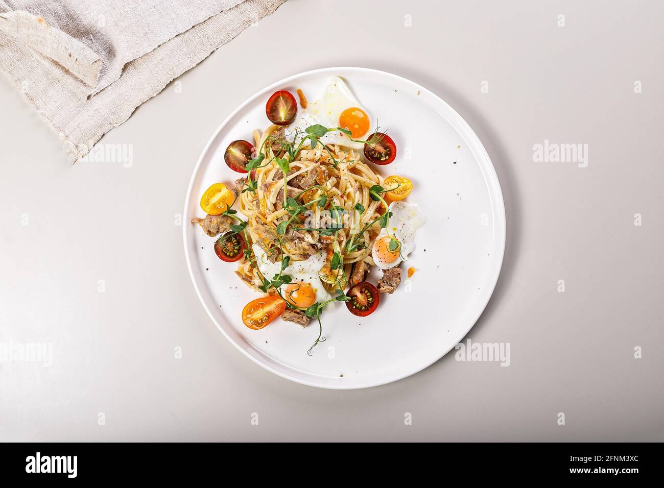Délicieux déjeuner ou dîner méditerranéen.Délicieux spaghetti maison avec légumes, fromage et œufs de caille frits.Cuisine italienne traditionnelle. Banque D'Images