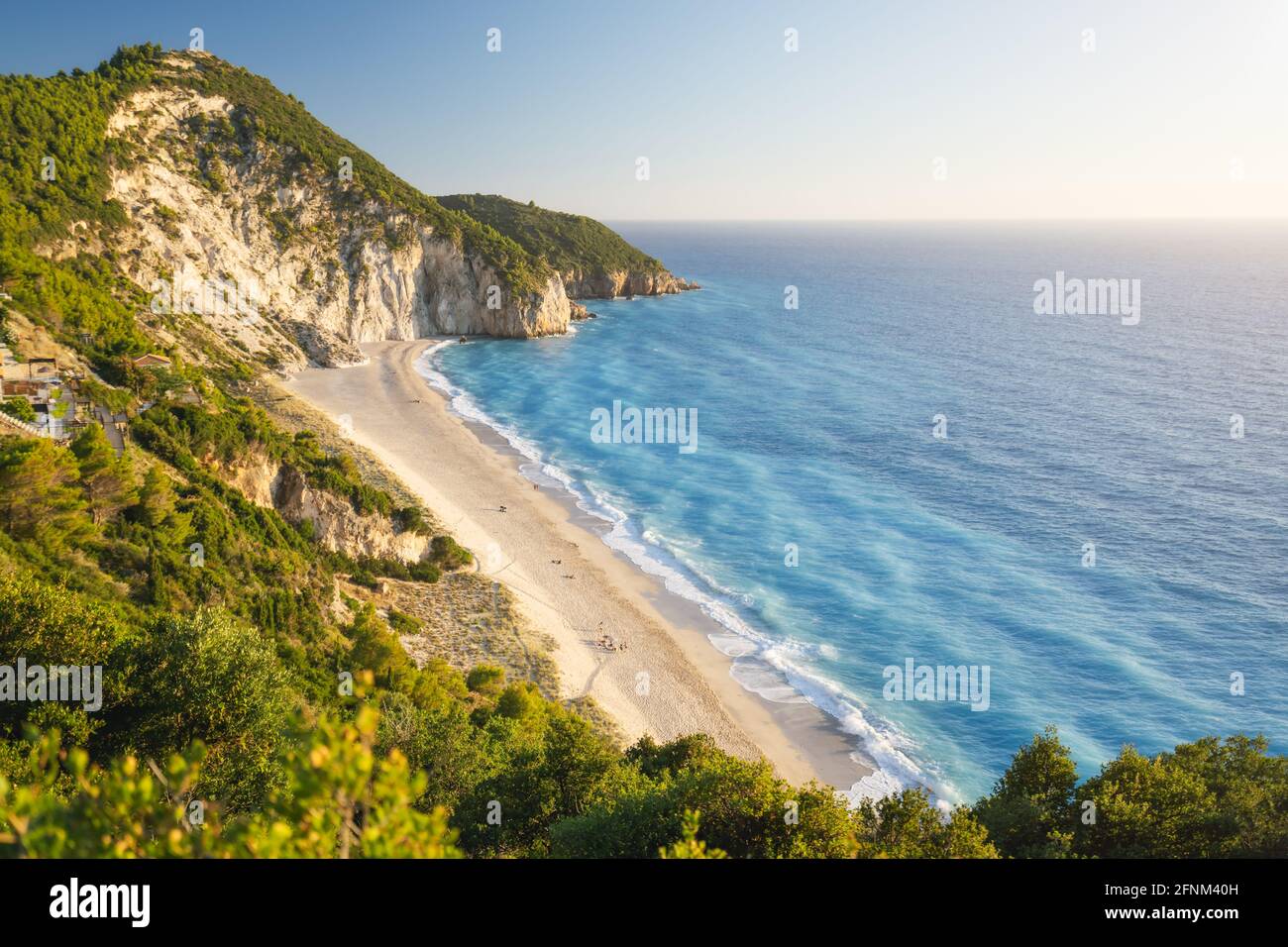 Plage de Milos près du village d'Agios Nikitas sur l'île Ionienne de Lefkada, Grèce. Coucher de soleil en soirée lumière dorée Banque D'Images