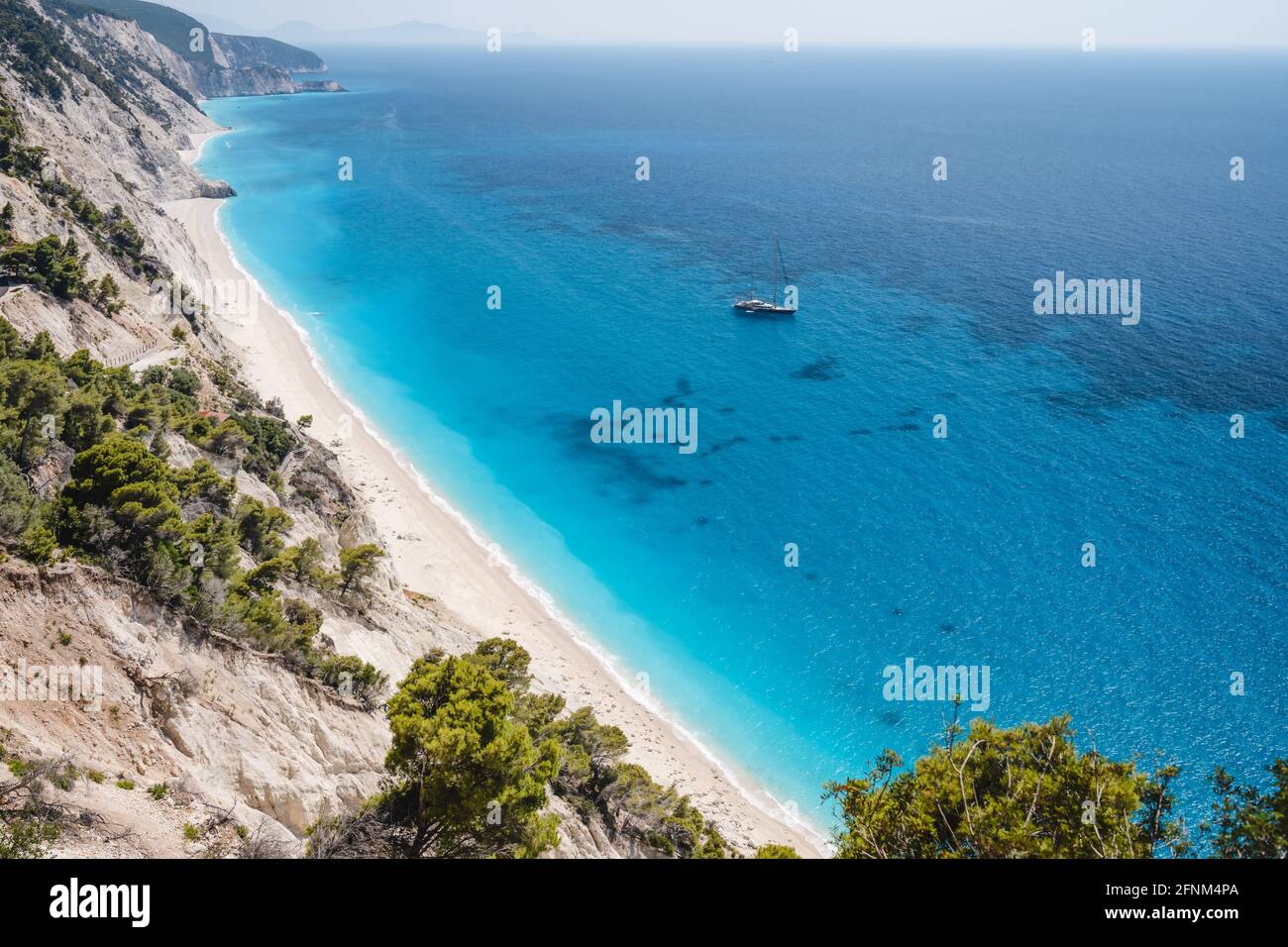 Lefkada, Grèce. Plage d'Egremni blanche isolée avec yacht de luxe solitaire sur la baie turquoise sur la mer Ionienne Banque D'Images