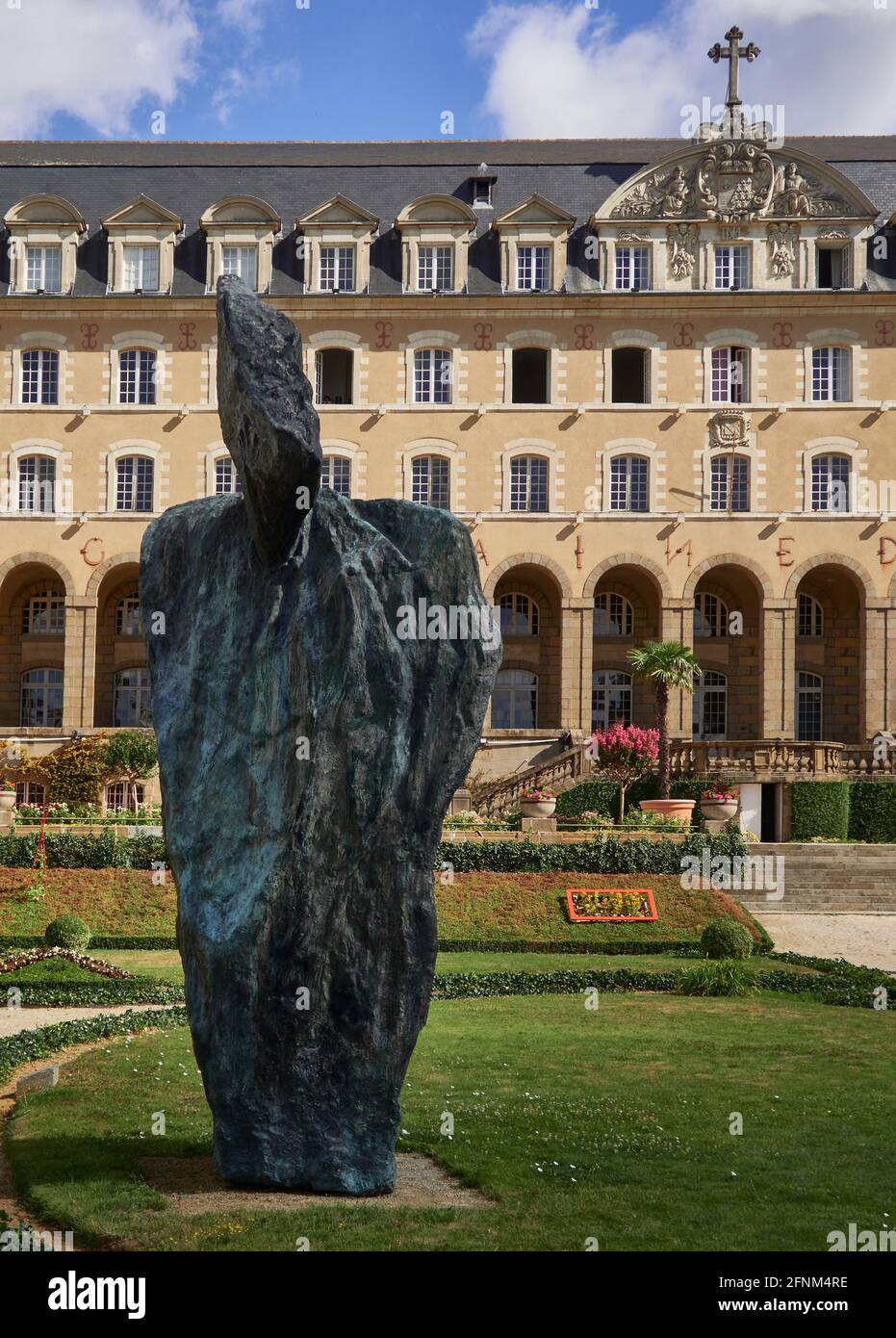 France. Rennes ; ville ; département d'Ille-et-Vilaine, Bretagne. Le Magicien, par jean-Michel Sanejouand, 2005 Bronze; dans l'ancienne abbaye, le bâtiment b Banque D'Images