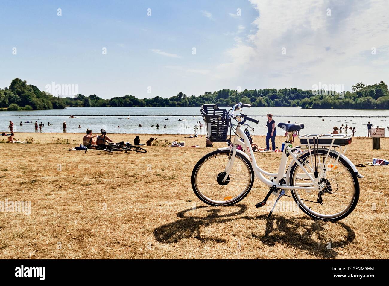 France. Rennes ; ville ; département d'Ille-et-Vilaine, Bretagne. C'est en louant des vélos que certains visiteurs d'été de Rennes viennent profiter Banque D'Images