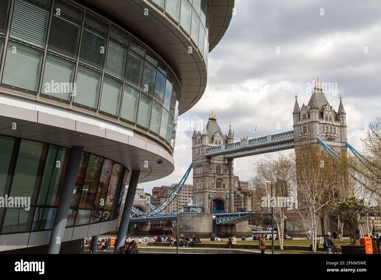 Juxtaposition de l'architecture moderne de l'hôtel de ville avec Tower Bridge prise de Queens Walk, London Bridge Banque D'Images