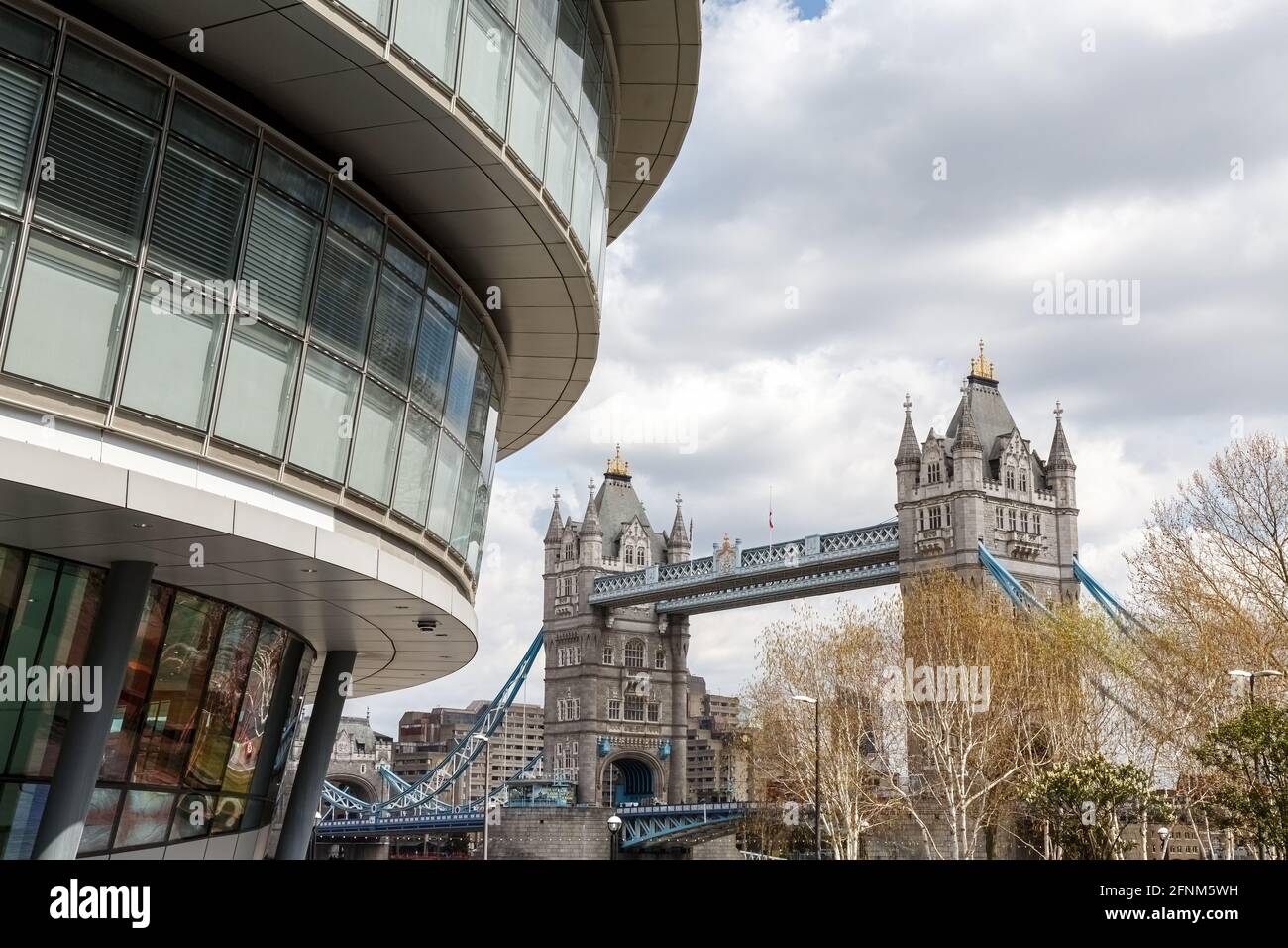Juxtaposition de l'architecture moderne de l'hôtel de ville avec Tower Bridge prise de Queens Walk, London Bridge Banque D'Images