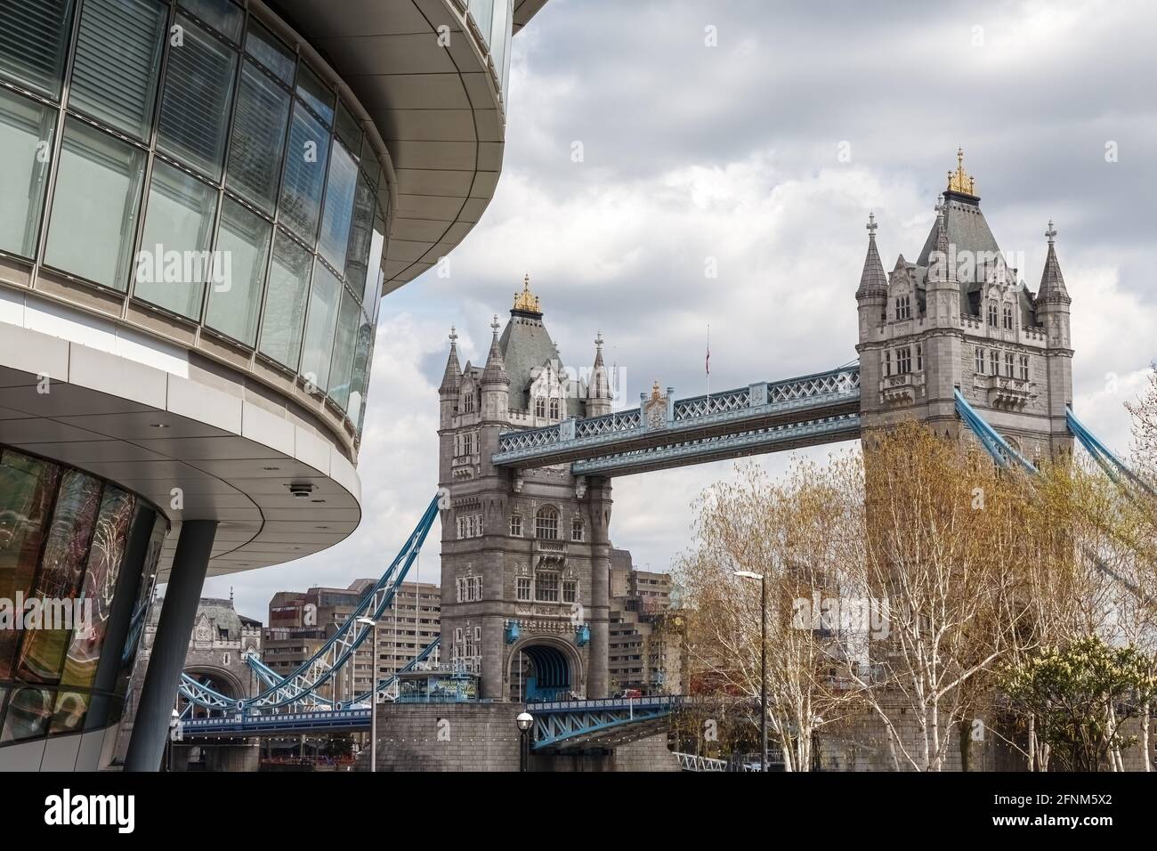 Juxtaposition de l'architecture moderne de l'hôtel de ville avec Tower Bridge prise de Queens Walk, London Bridge Banque D'Images