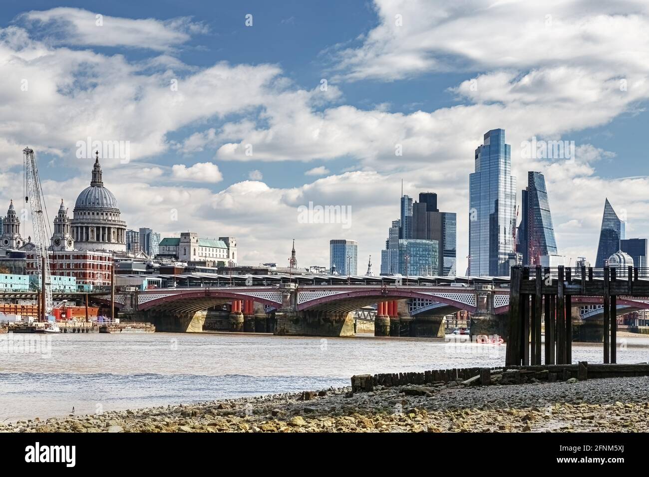 La ligne d'horizon de Londres vue depuis la rive vide sur la rive sud de la Tamise, avec l'architecture moderne vue derrière le pont de Waterloo Banque D'Images