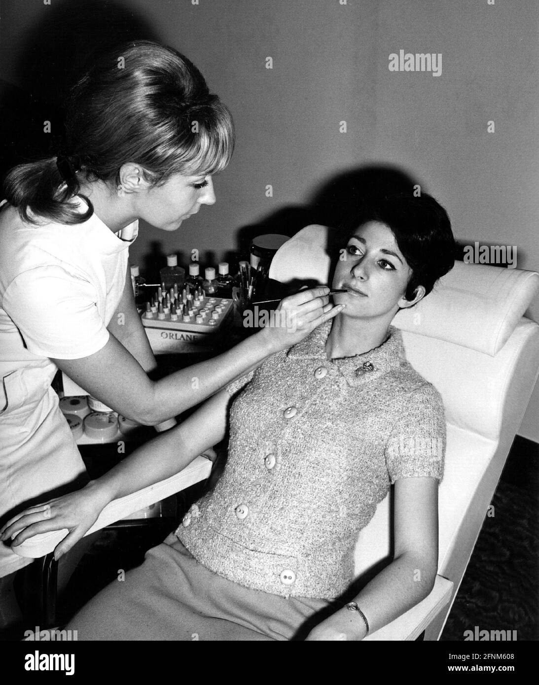 Cosmétiques, femme est composée par un maquilleur, années 1960, DROITS-SUPPLÉMENTAIRES-AUTORISATION-INFO-NON-DISPONIBLE Banque D'Images
