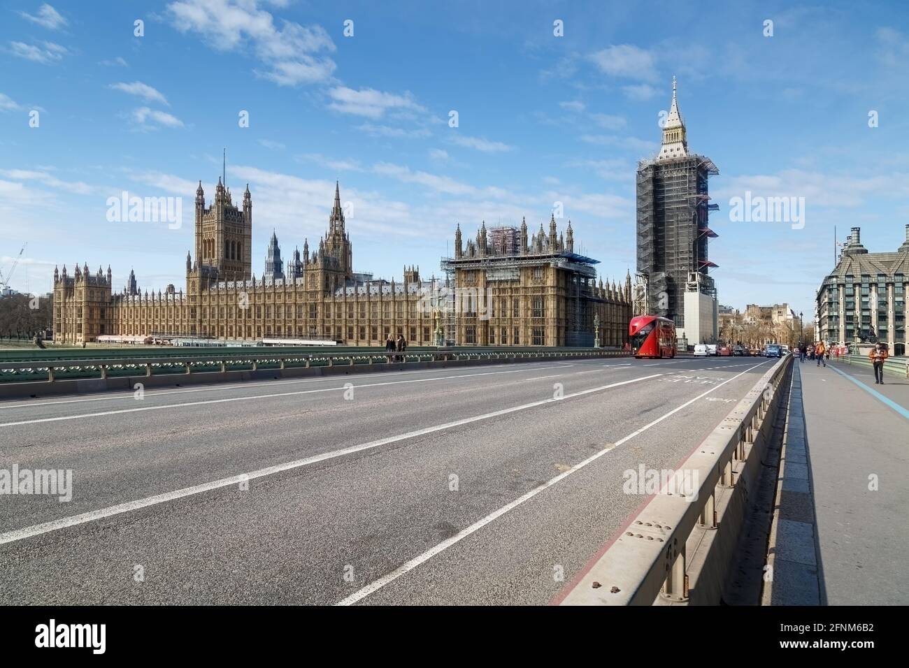 Les chambres du Parlement de l'autre côté du pont de Westminster.QUELQUES piétons portent un masque facial et la circulation est visible à l'extrémité du pont. Banque D'Images