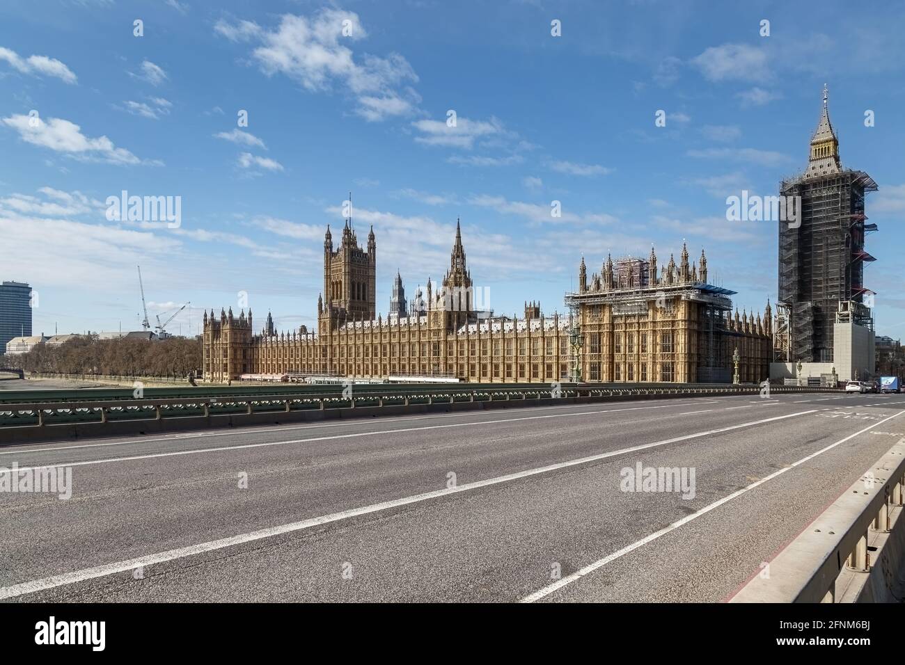 Les chambres du Parlement du pont de Westminster, qui est libre de personnes et de la circulation, bien que certaines personnes soient visibles à l'extrémité du pont. Banque D'Images