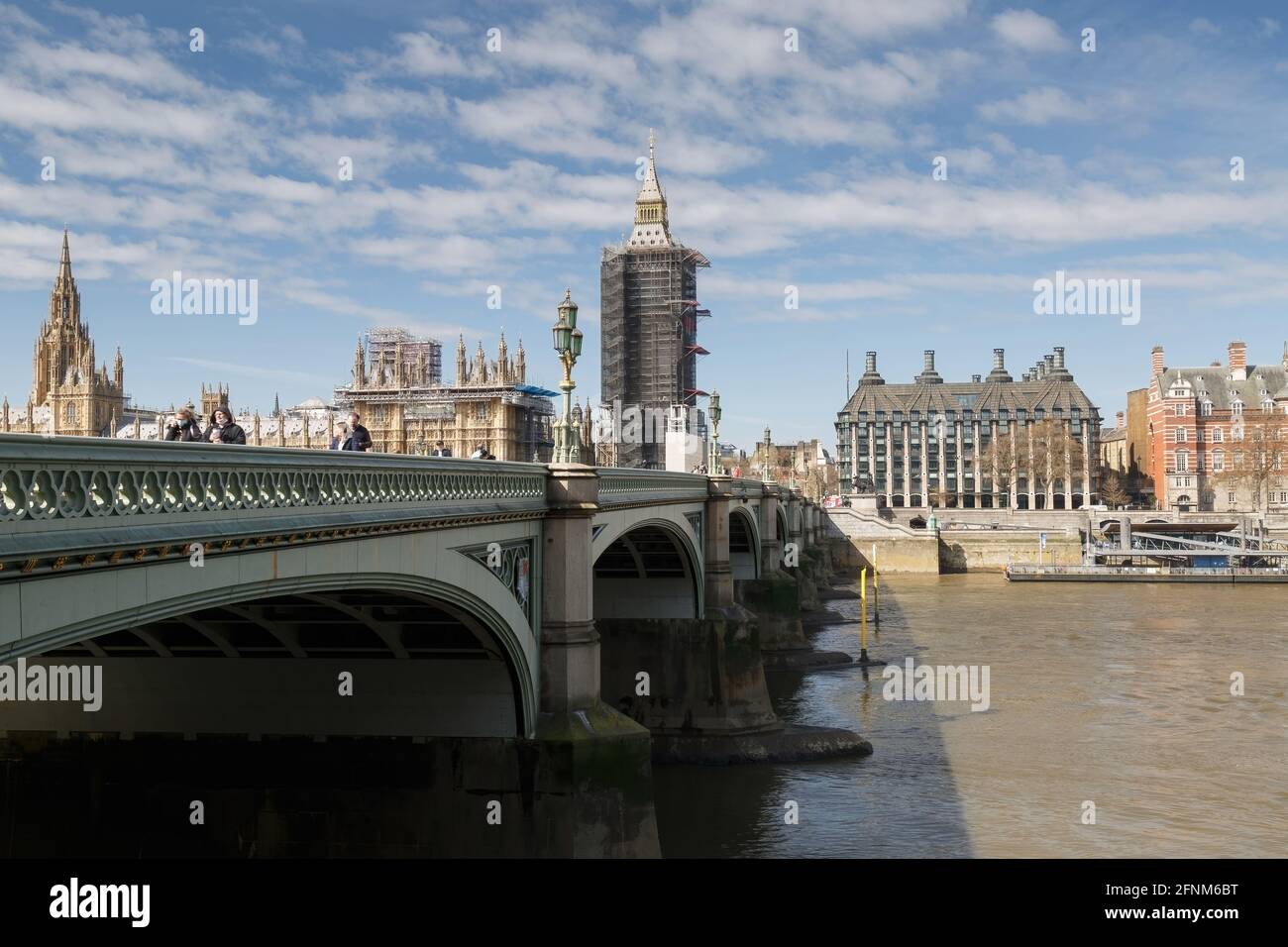 Chambres du Parlement depuis le pont de Westminster. Les piétons sur le pont sont socialement éloignés et certains portent des masques faciaux en raison de la COVID. Banque D'Images