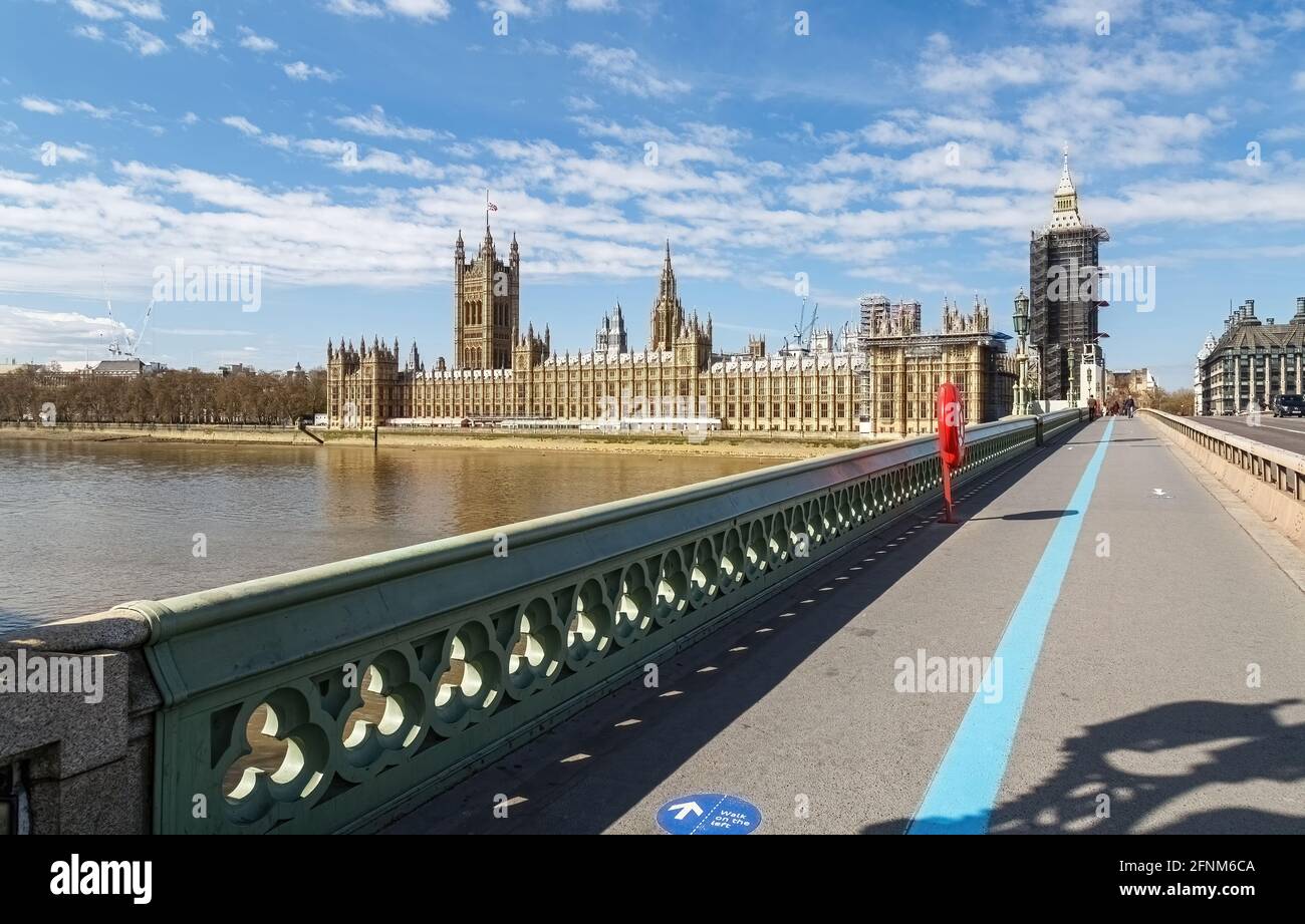 Les chambres du Parlement du pont de Westminster, qui est libre de personnes et de la circulation, bien que certaines personnes soient visibles à l'extrémité du pont. Banque D'Images