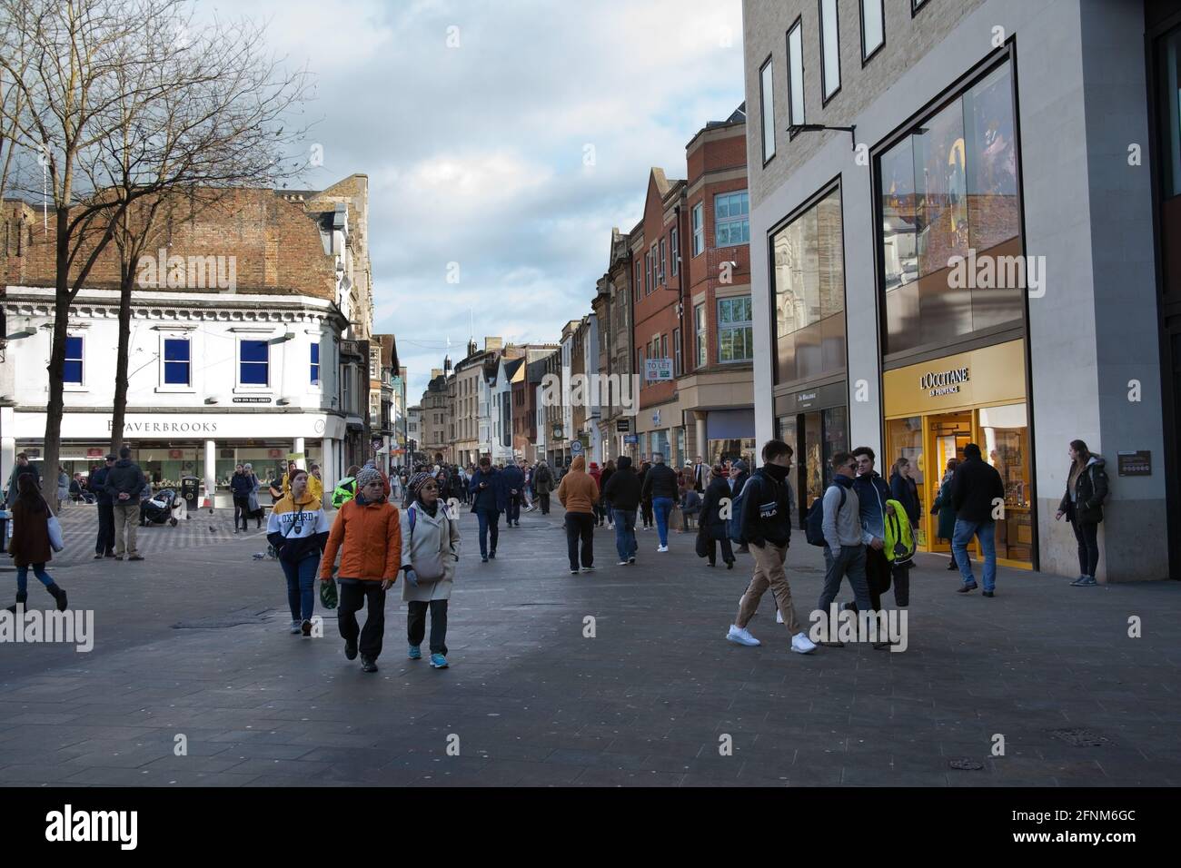 Oxford, Oxfordshire, Royaume-Uni 01 29 2020 Shoppers on Queen Street à Oxford, Royaume-Uni Banque D'Images
