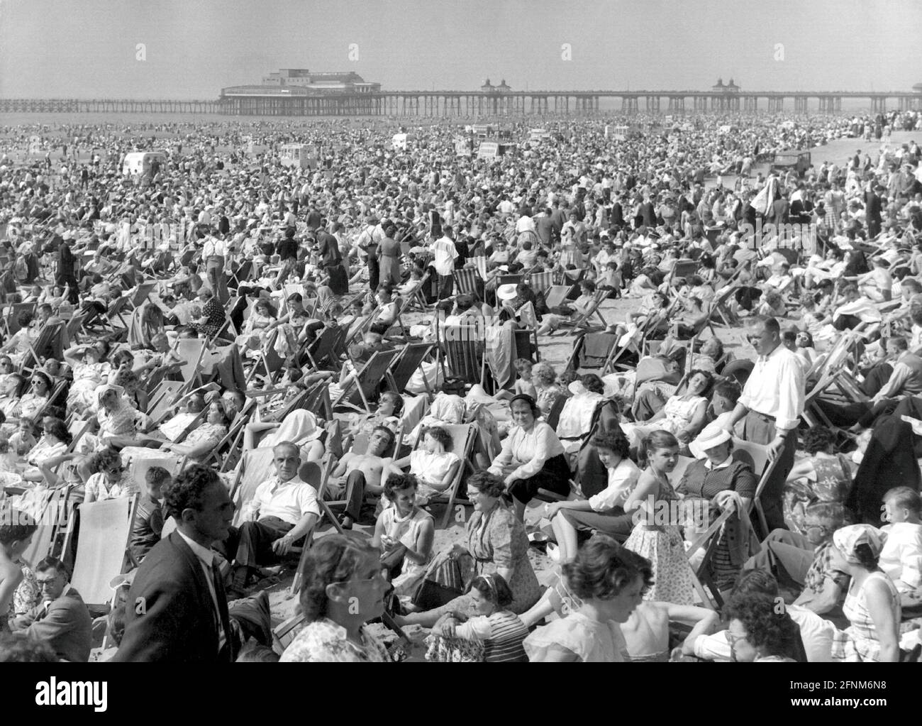 tourisme, vie de plage, baigneurs sur la plage, Blackpool, Angleterre, 1957, DROITS-SUPPLÉMENTAIRES-AUTORISATION-INFO-NON-DISPONIBLE Banque D'Images