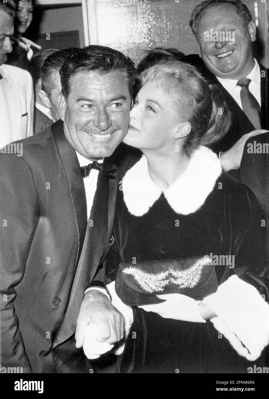 Flynn, Errol, 20.6.1909 - 14.10.1959, acteur américain, demi-longueur, Avec Romy Schneider, Berlin, 1957, INFORMATIONS-DROITS-AUTORISATIONS-SUPPLÉMENTAIRES-NON-DISPONIBLES Banque D'Images
