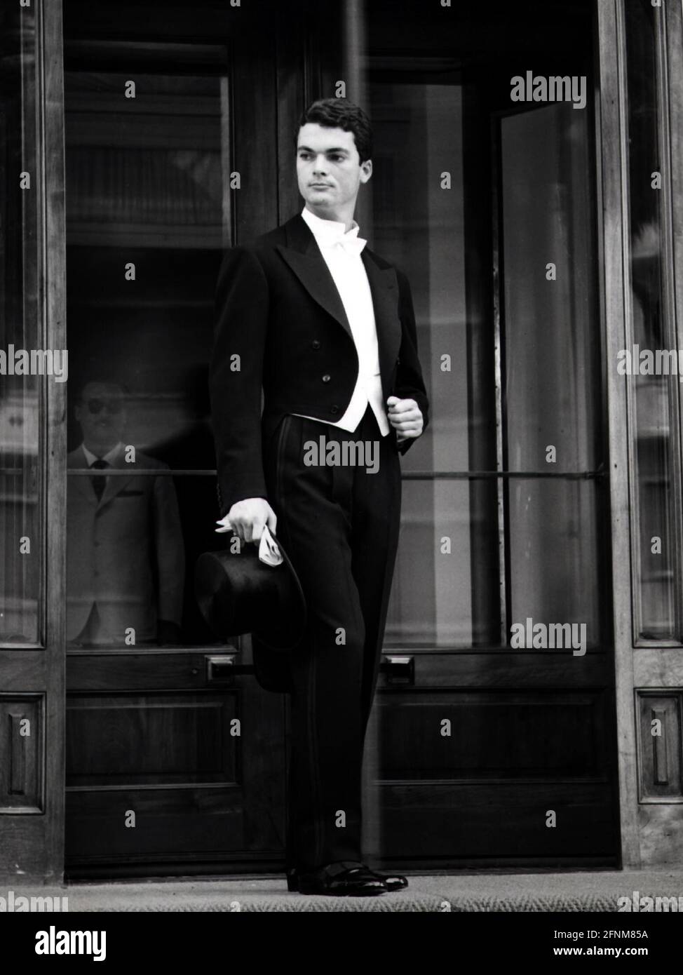 Mode, années 1950, mode pour hommes, homme en manteau de queue,  DROITS-SUPPLÉMENTAIRES-AUTORISATION-INFO-NON-DISPONIBLE Photo Stock - Alamy