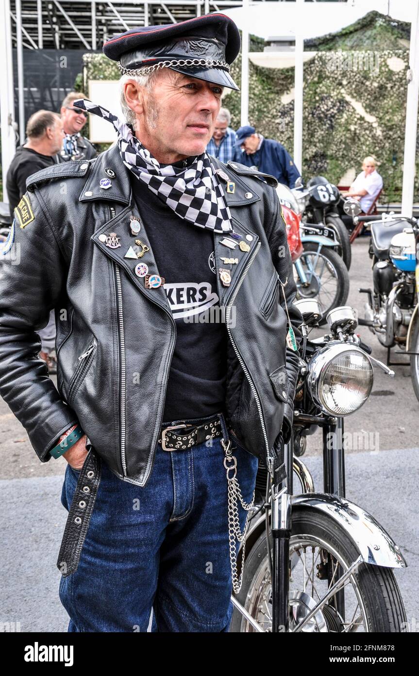 Biker au Goodwood Revival 2010 en vintage, classique période cuir moto  vêtements de cavalier. Veste et chaînes en cuir noir Photo Stock - Alamy