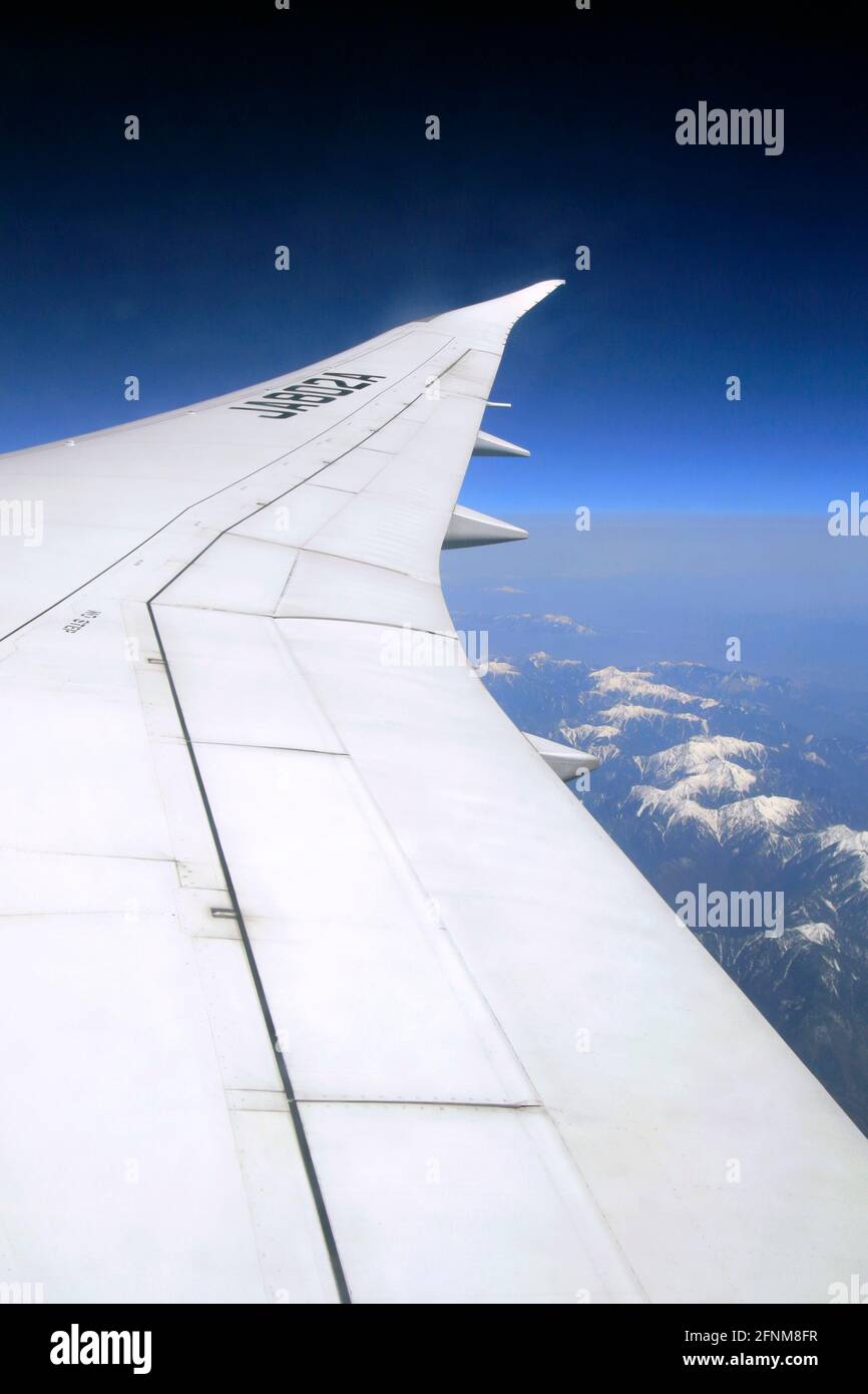 Vue sur les Alpes japonaises depuis une fenêtre d'avion Japon Banque D'Images