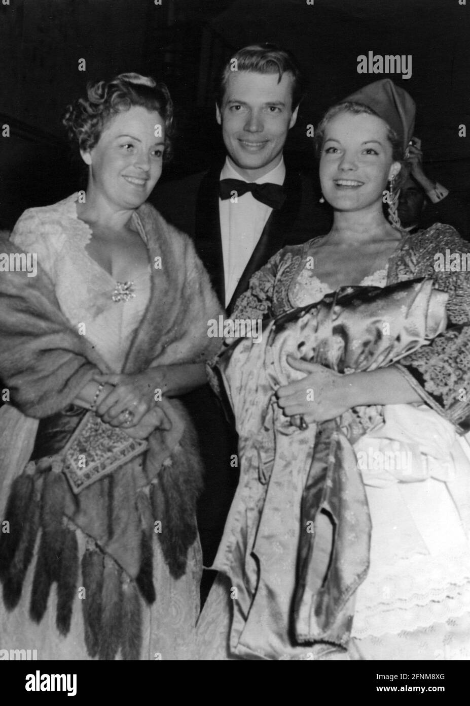 Schneider, Romy, 23.9.1938 - 29.5.1982, actrice allemande, demi-longueur, En costume national grec, DROITS-SUPPLÉMENTAIRES-AUTORISATION-INFO-NON-DISPONIBLE Banque D'Images