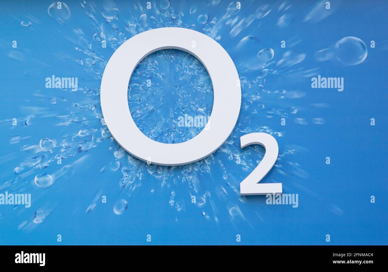 Gros plan du logo de la marque O2, gouttes d'eau, fournisseur britannique de services de télécommunications, propriété de Telefónica Banque D'Images